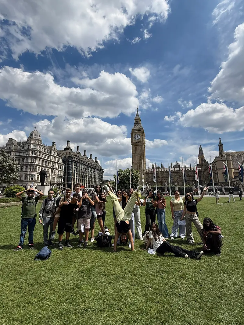 Students on an excursion in front of Big Ben